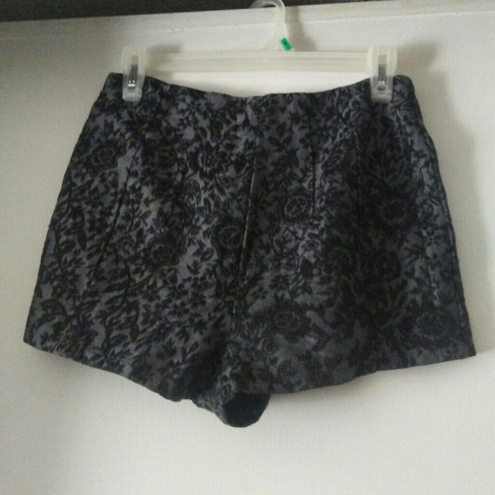 *CUTE* Black Floral Embroidered Shorts!